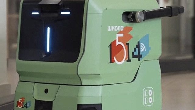 В обновленных школах Москвы появились роботы-уборщики